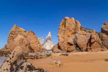 Praia Da Ursa Sahili, Sintra, Portekiz 'deki yüksek kaya kayalıkları. Atlantik Okyanusu dalgaları ve Portekiz 'de Cabo Da Roca yakınlarında kumlu plaj