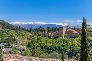 Arkasında karlı Sierra Nevada olan Alhambra Sarayı, Granada, Endülüs, İspanya