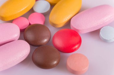 farklı tabletler haplar kapsül yığınları karışık terapi ilaçları