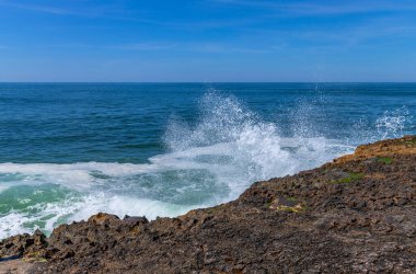 Okyanus dalgaları ve Lizbon yakınlarındaki Ericeira 'daki muhteşem kayalık sahil manzarası. Portekiz