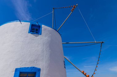 Ericeira, Lizbon, Portekiz yakınlarında geleneksel Portekiz yel değirmeni