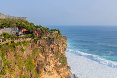 Bali, Endonezya: Endonezya 'nın Bali kentindeki Uluwatu tapınağı yakınlarındaki sahil