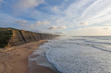 Sintra, Portekiz: Bir kış günü Magoito plajındaki insanlar, Sintra, Portekiz