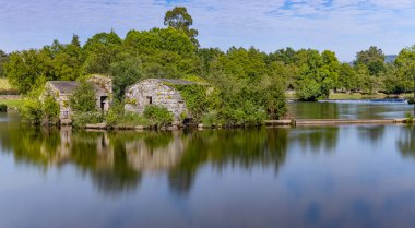 Uzun zamandır Azenhas de Adaufe 'de, Portekiz' in kuzeyindeki Braga nehrindeki antik su değirmenleri..