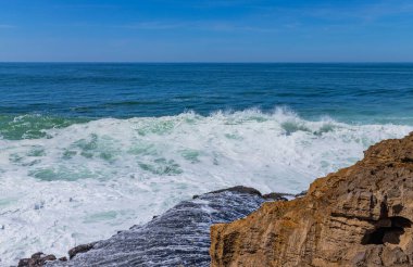 Okyanus dalgaları ve Lizbon yakınlarındaki Ericeira 'daki muhteşem kayalık sahil manzarası. Portekiz