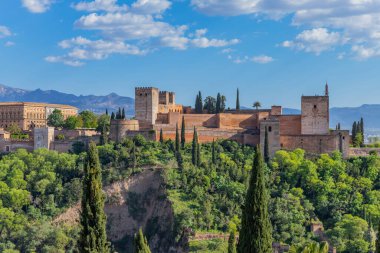 Arkasında Sierra Nevada olan Alhambra Sarayı, Granada, Endülüs, İspanya