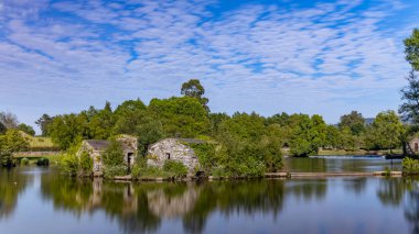 Uzun zamandır Azenhas de Adaufe 'de, Portekiz' in kuzeyindeki Braga nehrindeki antik su değirmenleri..