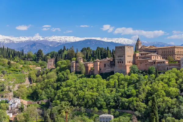 Arkasında Sierra Nevada olan Alhambra Sarayı, Granada, Endülüs, İspanya