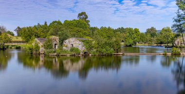Uzun zamandır Azenhas de Adaufe 'de, Portekiz' in kuzeyindeki Braga nehrindeki antik su değirmenleri..