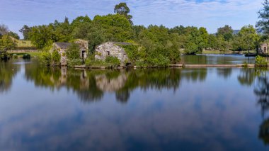 Uzun zamandır Azenhas de Adaufe 'de, Portekiz' in kuzeyindeki Braga nehrindeki antik su değirmenleri..