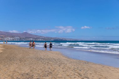 Gran Canaria, İspanya: İnsanlar Maspaloma, Gran Canaria 'daki Playa Ingles plajını ziyaret ediyor. İspanya