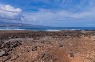 Las Palmas 'ın kıyısındaki El Confital plajı, La Isleta yarımadası. Büyük Kanarya, İspanya