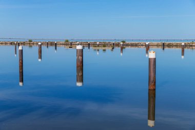 Tejo nehri üzerindeki Vasco da Gama köprüsü manzaralı iskele. Lizbon, Portekiz.