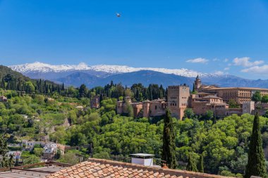 Arkasında Sierra Nevada olan Alhambra Sarayı, Granada, Endülüs, İspanya