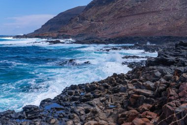 Las Palmas 'ın kıyısındaki El Confital plajı, La Isleta yarımadası. Büyük Kanarya, İspanya