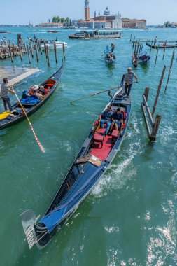 Venedik, İtalya: Venedik, İtalya 'daki San Giorgio adasına karşı Gondolas. Gondol Venedik 'teki en çekici turist taşımacısıdır. Güneşli Venedik 'te seyahat ve tatil.