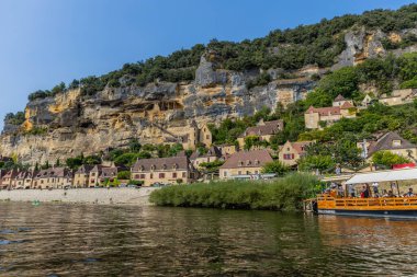 La Roc Gageac; Fransa: Fransa 'nın Dordogne bölgesindeki La Roc Gageac Ortaçağ nehir köyü