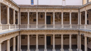 Padua, İtalya: Palazzo Bo (Bo Palace) bahçesi, 1539 yılında İtalya 'nın Padua şehrinde Padova Üniversitesi' nin tarihi yapı evi.