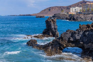 Las Palmas 'ın kıyısındaki El Confital plajı, La Isleta yarımadası. Büyük Kanarya, İspanya