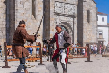 Caminha, Portekiz: Ortaçağ Fuarı canlandırması sırasında Caminha. Caminha Portekiz 'in kuzeyinde bir kasabadır ve turistler arasında çok popülerdir..