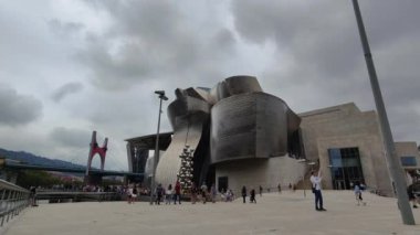 Bilbao, İspanya: Guggenheim Müzesi 'nde yürüyen insanlar