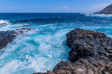 Las Palmas 'ın kıyısındaki El Confital plajı, La Isleta yarımadası. Büyük Kanarya, İspanya