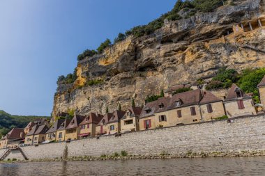 La Roc Gageac; Fransa: Fransa 'nın Dordogne bölgesindeki La Roc Gageac Ortaçağ nehir köyü