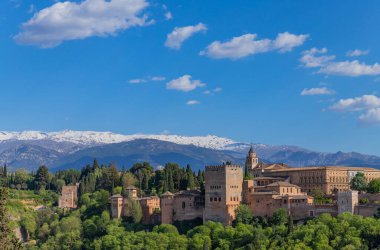 Arkasında karlı Sierra Nevada olan Alhambra Sarayı, Granada, Endülüs, İspanya