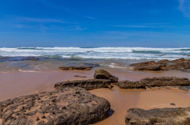 Ericeira 'da Rocky plajı, Lizbon yakınlarında. Portekiz