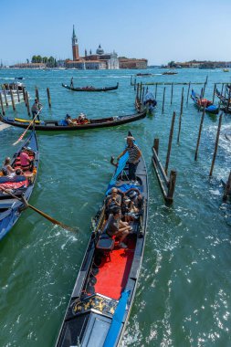 Venedik, İtalya: Venedik, İtalya 'daki San Giorgio adasına karşı Gondolas. Gondol Venedik 'teki en çekici turist taşımacısıdır. Güneşli Venedik 'te seyahat ve tatil.