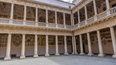 Padua, İtalya: Palazzo Bo (Bo Palace) bahçesi, 1539 yılında İtalya 'nın Padua şehrinde Padova Üniversitesi' nin tarihi yapı evi.