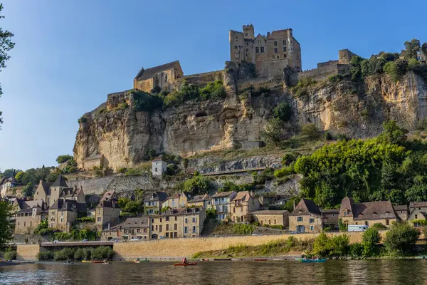 Beynac et Cazenac; Fransa: Dordogne nehrinden Beynac kalesi. Beynac et Cazenac, Yeni Aquitaine, Fransa
