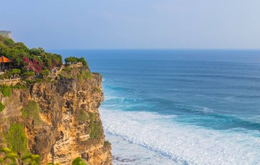 Bali, Endonezya: Endonezya 'nın Bali kentindeki Uluwatu tapınağı yakınlarındaki sahil