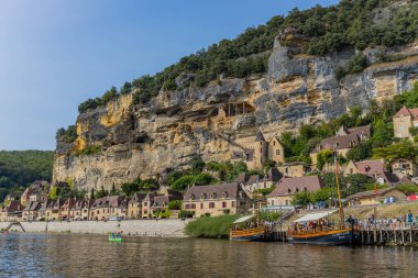 La Roc Gageac; Fransa: Fransa 'nın Dordogne bölgesindeki La Roc Gageac Ortaçağ nehir köyü