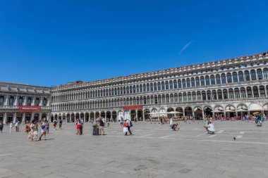 Venedik, İtalya: San Marco meydanında bir turist. Venedik çok popüler bir turizm merkezidir. Venedik, İtalya