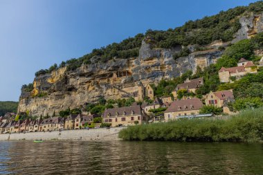 La Roc Gageac; Fransa: Fransa 'nın Dordogne bölgesindeki La Roc Gageac Ortaçağ nehir köyü