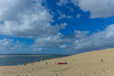 Pilat, Fransa 'nın Kumulu: Pilat, Arcachon Havzası, Nouvelle Aquitaine, Fransa' da insanlar yamaç paraşütü yapıyor.