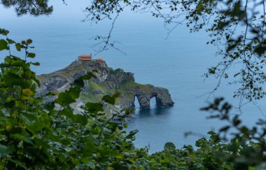 San Juan de Gaztelugatxe, İspanya 'nın başkenti Bermeo' da bulunan bir köprü ile anakaraya bağlanan Vaftizci Yahya 'ya adanmış bir kilise..