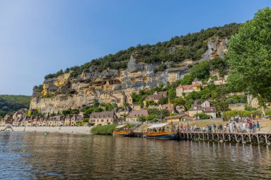 La Roc Gageac; Fransa: Fransa 'nın Dordogne bölgesindeki La Roc Gageac Ortaçağ nehir köyü