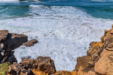 Okyanus dalgaları ve Lizbon yakınlarındaki Ericeira 'daki muhteşem kayalık sahil manzarası. Portekiz