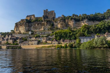 Beynac et Cazenac; Fransa: Dordogne nehrinden Beynac kalesi. Beynac et Cazenac, Yeni Aquitaine, Fransa