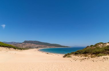 Playa de Bolonia Plajı, Tarifa, Cadiz 'in bozulmamış beyaz kumlu plajı. Endülüs, İspanya.