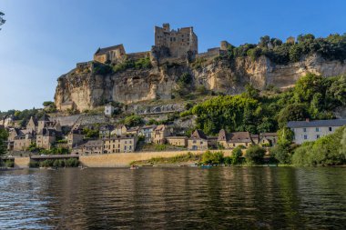 Beynac et Cazenac; Fransa: Dordogne nehrinden Beynac kalesi. Beynac et Cazenac, Yeni Aquitaine, Fransa