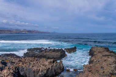 Las Palmas 'ın kıyısındaki El Confital plajı, La Isleta yarımadası. Büyük Kanarya, İspanya