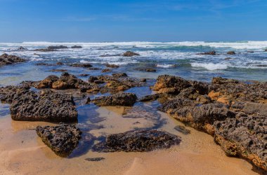 Ericeira 'da Rocky plajı, Lizbon yakınlarında. Portekiz