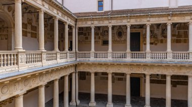 Padua, İtalya: Palazzo Bo (Bo Palace) bahçesi, 1539 yılında İtalya 'nın Padua şehrinde Padova Üniversitesi' nin tarihi yapı evi.