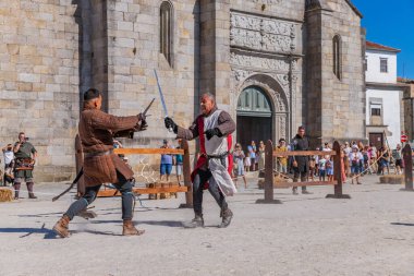 Caminha, Portekiz: Ortaçağ Fuarı canlandırması sırasında Caminha. Caminha Portekiz 'in kuzeyinde bir kasabadır ve turistler arasında çok popülerdir..