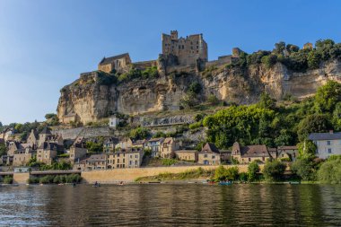 Beynac et Cazenac; Fransa: Dordogne nehrinden Beynac kalesi. Beynac et Cazenac, Yeni Aquitaine, Fransa