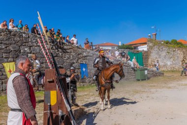 Caminha, Portekiz: Ortaçağ Fuarı canlandırması sırasında Caminha. Caminha Portekiz 'in kuzeyinde bir kasabadır ve turistler arasında çok popülerdir..