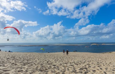 Pilat, Fransa 'nın Kumulu: Pilat, Arcachon Havzası, Nouvelle Aquitaine, Fransa' da insanlar yamaç paraşütü yapıyor.